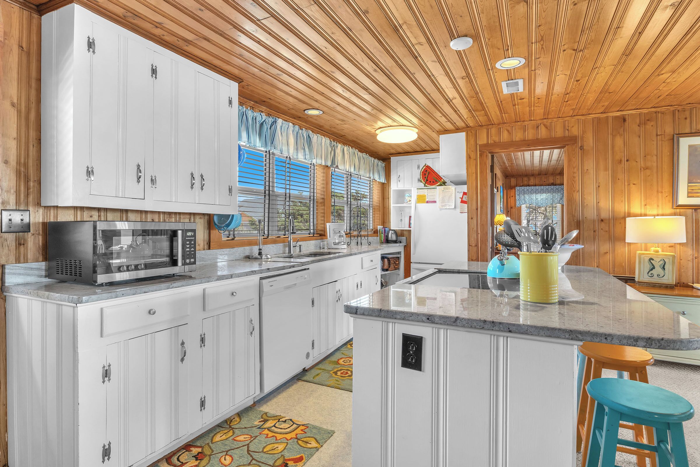 Lave-vaisselle, cafetière/bouilloire, chaise haute