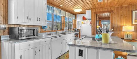 Een vaatwasser, een koffiezetapparaat/waterkoker, een kinderstoel