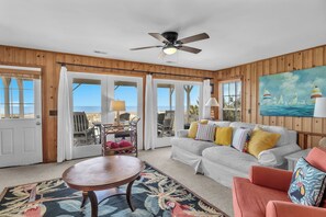 TV, lettore DVD, libri, videoteca