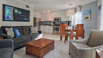 Una Smart TV, un reproductor de DVD, libros, una biblioteca de música