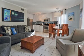 Smart-TV, DVD-Player, Bücher, Musikbibliothek