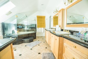 Hiustenkuivaaja, pyyhkeet, sampoo, vessapaperi