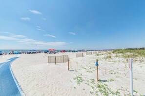 Beach nearby - 126 Lagoon Luxury w/ Pool, FirePit and Game Room (Hilton Head Island)