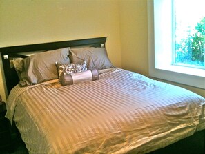 2 bedrooms, iron/ironing board, WiFi, bed sheets - South Boulder 2 BR Apartment, option for 5 BR home - 30 day min <br> (Boulder)