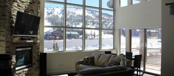 Vistas Panorâmicas! Parede de Janelas Voltadas Para Encostas! Dorme 10! Localização Exclusiva!