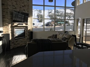 Una Smart TV, una chimenea, un reproductor de DVD, libros