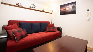 Een smart-tv en boeken