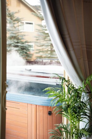 Outdoor spa tub - Spacious and Comfortable Chalet - 10min from Skiing, 45min from Yellowstone (Big Sky)