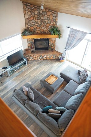 Smart TV, fireplace, books, stereo - Spacious and Comfortable Chalet - 10min from Skiing, 45min from Yellowstone (Big Sky)