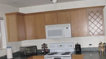 Een koelkast, een microgolfoven, een oven, een kookplaat