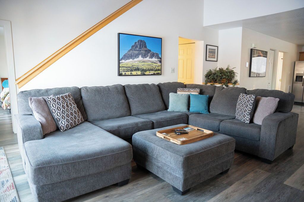 Smart-TV, peis, bøker og stereoanlegg