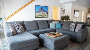 Smart TV, caminetto, libri, impianto stereo