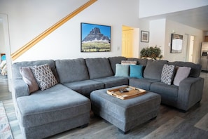 TV connectée, cheminée, livres, chaßne hi-fi