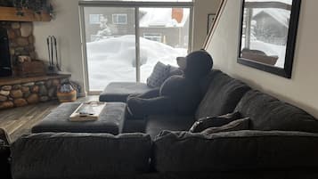 Smart-tv, een open haard, boeken en een stereo