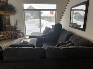 Smart TV, fireplace, books, stereo - Spacious and Comfortable Chalet - 10min from Skiing, 45min from Yellowstone (Big Sky)