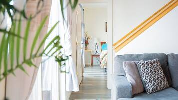Smart TV, caminetto, libri, impianto stereo