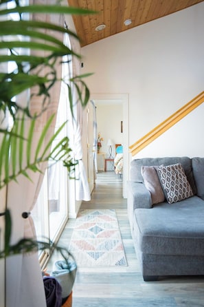 Smart TV, fireplace, books, stereo - Spacious and Comfortable Chalet - 10min from Skiing, 45min from Yellowstone (Big Sky)