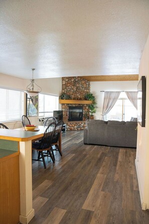 Interior - Spacious and Comfortable Chalet - 10min from Skiing, 45min from Yellowstone (Big Sky)