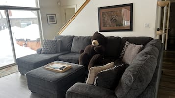 Una Smart TV, una chimenea, libros, un reproductor estéreo