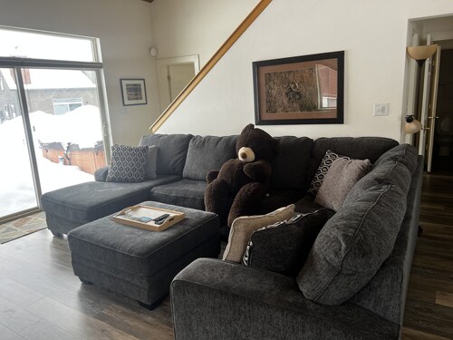 Spacious and Comfortable Chalet - 10min from Skiing, 45min from Yellowstone