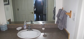 Hair dryer, towels, soap, shampoo - Spacious and Comfortable Chalet - 10min from Skiing, 45min from Yellowstone (Big Sky)