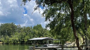 Un parc au bord du lac, doté d’un pavillon abrité, d’un quai et d’un banc.