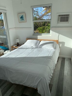 3 bedrooms, WiFi, bed sheets -  Beachfront - Royal View Villa (Spanish Wells)