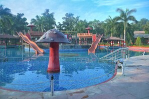 Outdoor pool - Scorpio Clubs & Resorts (Bakshi Ka Talab)