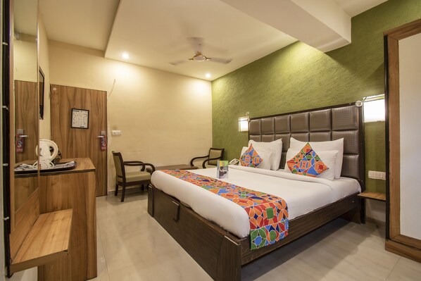 Deluxe-rum - 1 dubbelsäng - icke-rökare - utsikt mot staden | Sängtillbehör av högsta kvalitet, bäddmadrasser och skrivbord