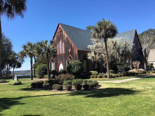 A Charming Carriage House Apartment in Stock Farm in Old Town Bluffton