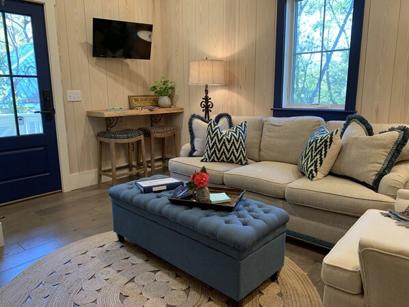 Smart TV, chimenea y libros 