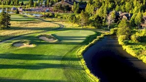 A golf course with bunkers, a water body, and surrounding trees. - Sunriver Gem - SHARC Pass |  Hot Tub |  Fireplace (Bend)