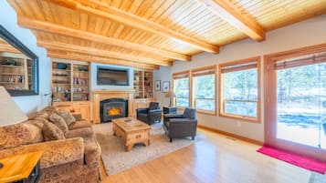 TV, peis, DVD-spiller og bøker