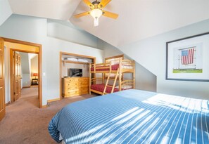 3 bedrooms, iron/ironing board, travel crib, WiFi - Sunriver Gem - SHARC Pass |  Hot Tub |  Fireplace (Bend)