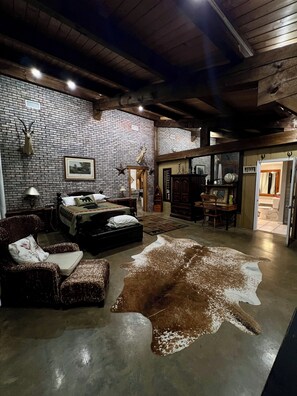 5 bedrooms, desk, iron/ironing board, free WiFi