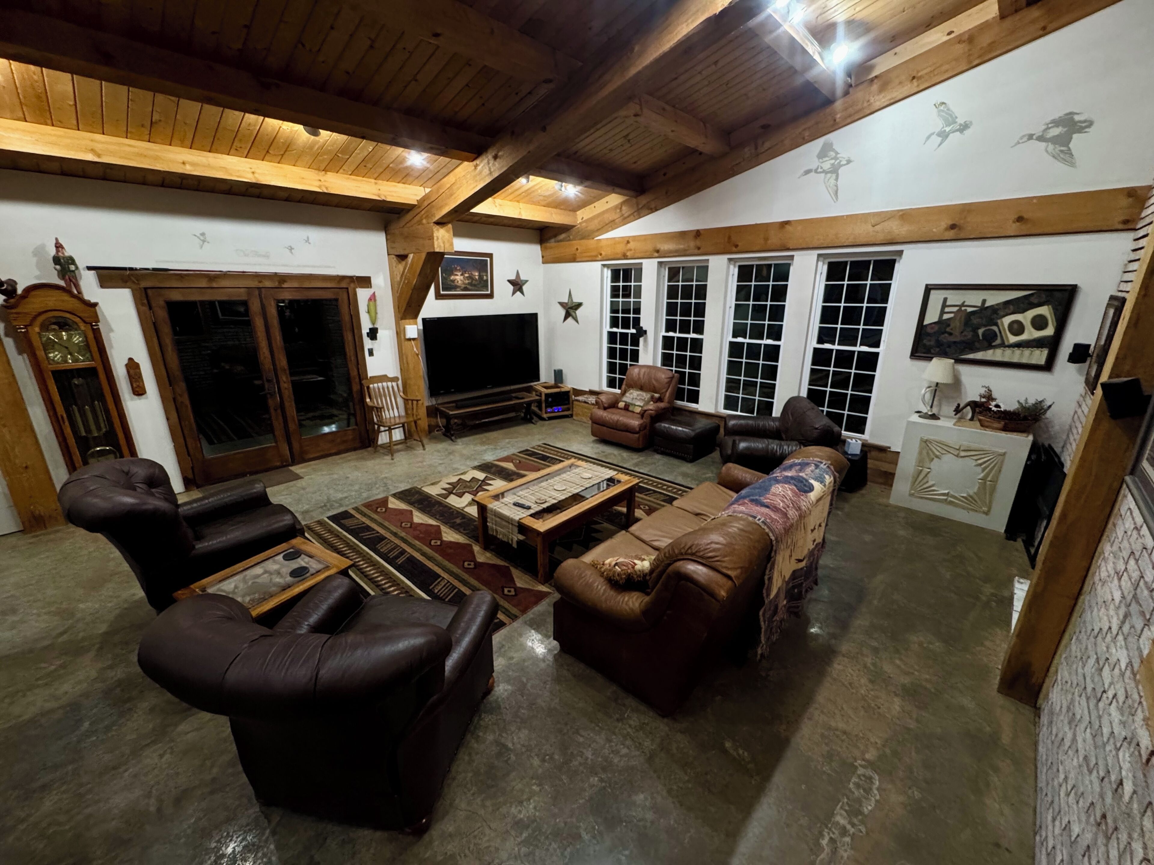 TV connectée, cheminée, jeux vidéo, lecteur de DVD