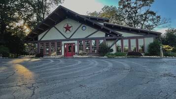 المنشأة من الخارج