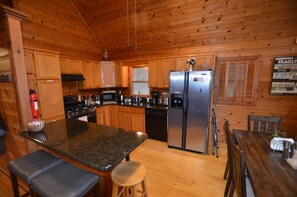 Fridge, microwave, oven, stovetop - River Rock: stream side, 11 acres, hot tub, waterfall (Deep Gap)