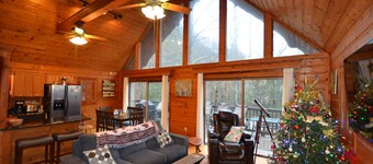 River Rock: stream side, 11 acres, hot tub, waterfall