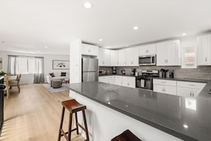 Coffee/tea maker, fridge, oven, stovetop