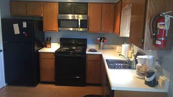 Kylskåp, mikrovågsugn, ugn och spishäll