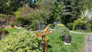 Property grounds - Welcome to Sacred Pilgrimage Studio with Garden View. Pet-Friendly! (Victoria)