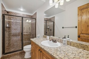 Chuveiro, secador de cabelo, toalhas de banho