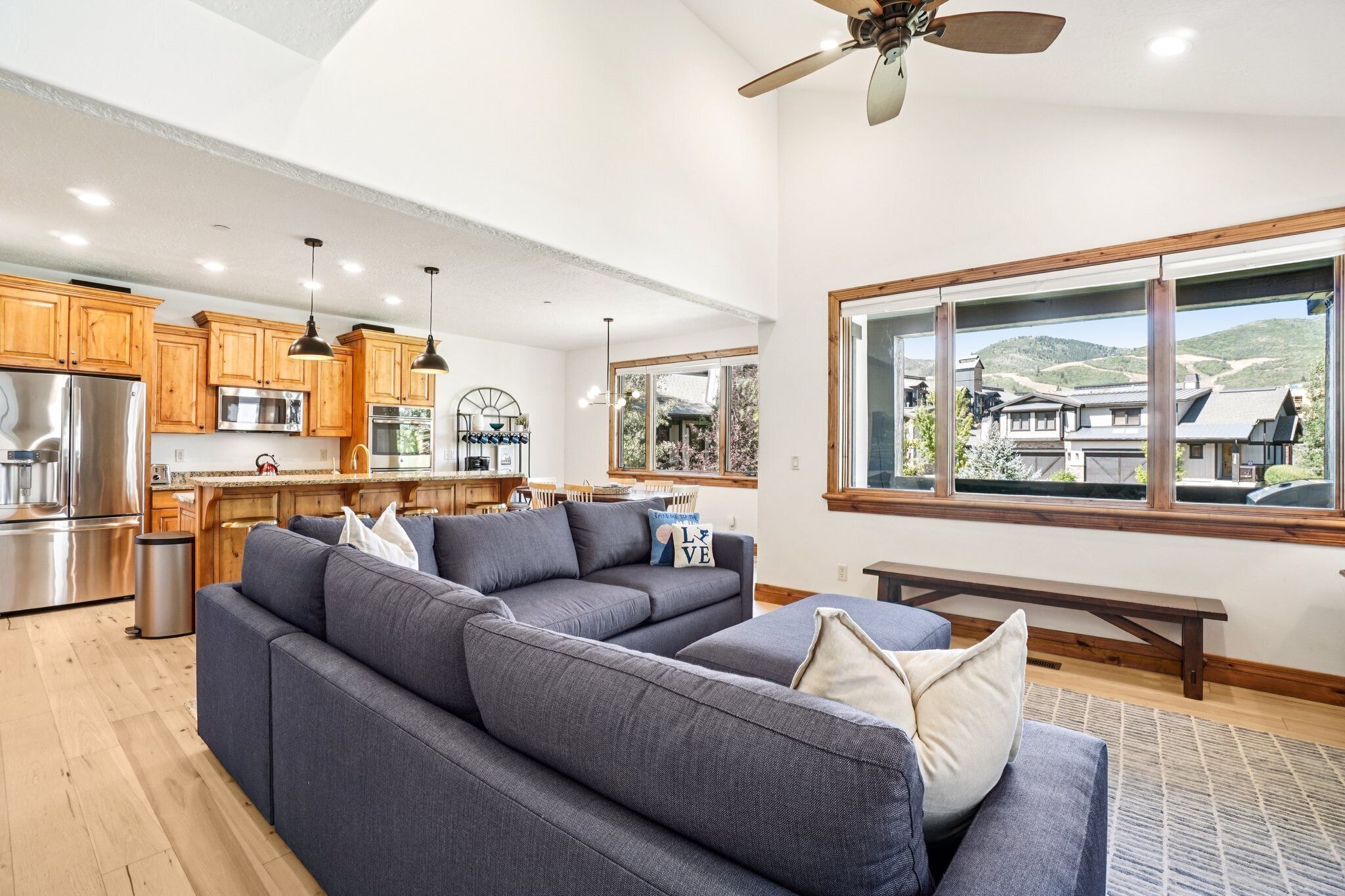 电视、壁炉、书