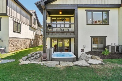 Large Townhome - DV Skiing Access - New Hot Tub!