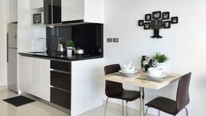 Fridge, microwave, stovetop, cookware/dishes/utensils - Wongamat Towers best apartment (Pattaya)