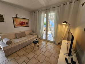 Una televisión de pantalla plana, una chimenea, una oficina