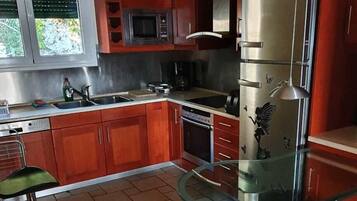 Kühlschrank, Mikrowelle, Ofen, Geschirrspüler