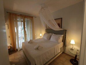 2 chambres, coffres-forts dans les chambres, fer et planche à repasser