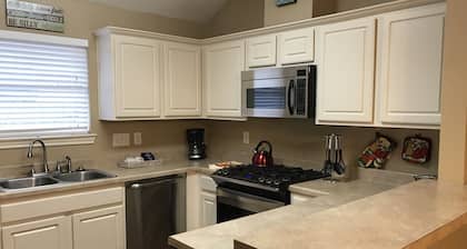 Lovely 3 BR Home In Spring- Convenient location close to Houston & the Woodlands